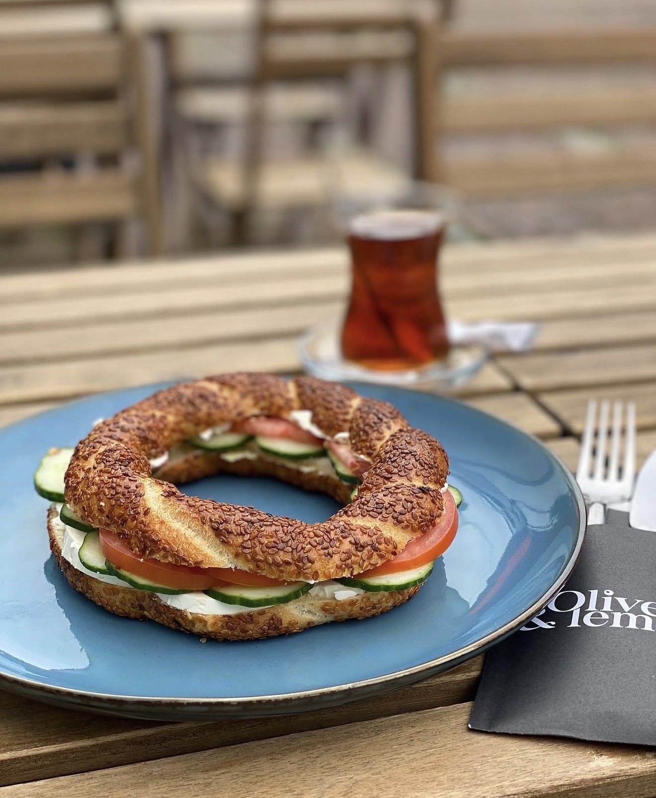 Simit met beleg en Turkse thee