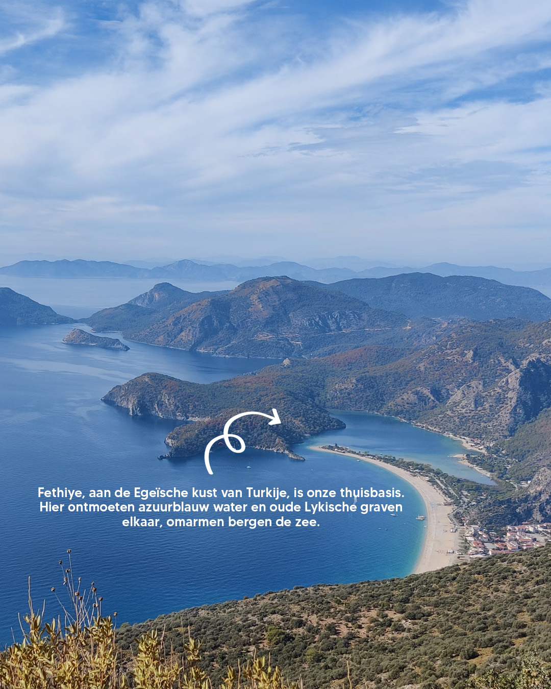 Uitzicht over de kust en de blauwe lagune van Fethiye in Turkije